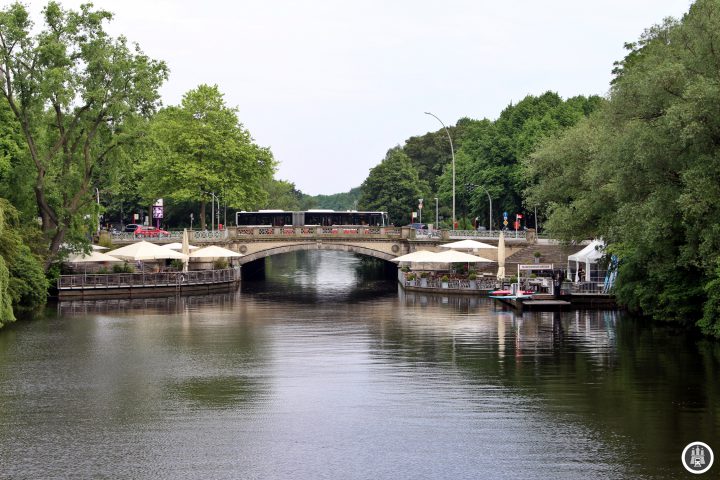 Die Mundsburger Brücke wurde 1870 erbaut und war die erste, die Hohenfelde mit der Uhlenhorst verband. Die Uhlenhorst war vorher eine Art Insel, die erst mit dieser Brücke vernünftig erreicht wurde. Die Mundsburger Brücke führt über den Mundsburgkanal, dem Ende des Flusses Wandse. An der Mundsburger Brücke befindet sich auch ein gleichnamiger Alsteranleger, der jedoch planmäßig nicht mehr angefahren wird. Hier enden zudem die Buslinien 172 und 173.