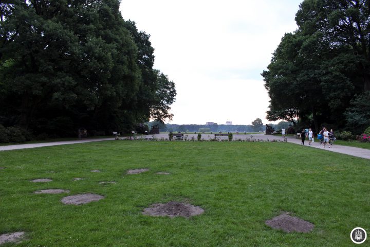 Der Stadtpark ist die grüne Seele der Stadt: Er wurde von den Architekten Schumacher und Sperber entwickelt und 1914 eröffnet. Nach der Operation Gomorrha standen viele Nissenhütten im Park, teilweise wurde Gemüse angebaut und Holz zur Verheizung abgeholzt. Prägend sind neben dem heute als Planetarium genutztes und derzeit im Umbau befindlichem Wasserturm der Stadtparksee und der Modellbootteich.