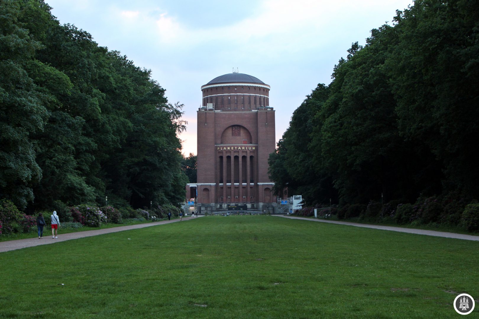 Das Planetarium im Hamburger Stadtpark wurde am 30. April 1930 in einem ehemaligen Wasserturm, der von Hans Loop, einem Architekten, der auch viele U-Bahnhaltestellen gestaltete, umgeplant wurde, eröffnet. 2002 wurde das Planetarium umfassend umgebaut und neue Ausstellungsflächen geschaffen. Derzeit ist das Planetarium geschlossen, weil es wieder umgebaut wird.