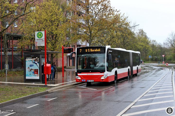 Die Großwohnsiedlung Steilshoop ist geprägt durch große „Plattenbauten“. Geplant wurde die Siedlung als 1,5 km langes, 500m flaches V, dass aus zweimal acht Hausringen gebildet wird. Eine Besonderheit Steilshoops sind die gänzlich fehlenden Schnellbahnstationen. Ausschließlich Busse erschließen den Stadtteil.