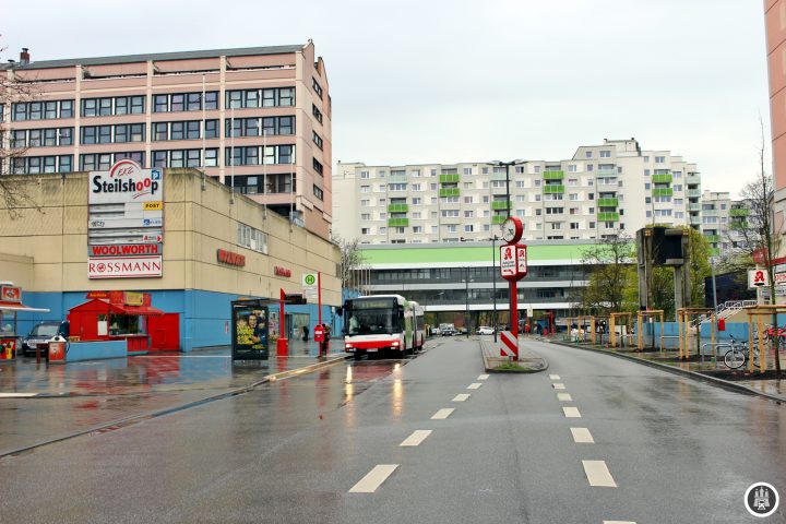 Das Einkaufszentrum Steilshoop wurde parallel zu den Siedlungen in der Umgebung in den 1970er Jahren eröffnet. In den letzten Jahren haben immer mehr Geschäfte das Einkaufszentrum verlassen. Nach der Übernahme des Zentrums durch die Fortuna Immobilien GmbH wurden die Mieten stark erhöht und viele Geschäftsinhaber aus Steilshoops Einkaufszentrum getrieben. Vor kurzem hat auch der letzte große Supermarkt „REWE“ das Center verlassen.