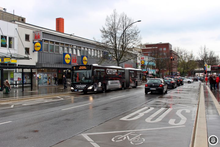 Die Fuhlsbüttler Straße ist die zentrale Einkaufsstraße in Barmbek. Die Einzelhändler haben sich im Firmennetzwerk „Die Fuhle“ zusammengeschlossen. Auch die Discounterketten sind im Netzwerk vertreten.