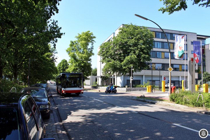 Das Bundeswehrkrankenhaus in Wandsbek-Gartenstadt ist eines von fünf verbliebenen Bundeswehrkrankenhäusern in Deutschland und ging aus dem 1937 eröffneten Standortlazarett des Heeres hervor. Derzeit beherbergt es 307 Betten mit 790 Angestellten, davon sind 250 Ärzte. Bereits seit 1970 dürfen auch Zivilisten im Bundeswehrkrankenhaus behandelt werden.