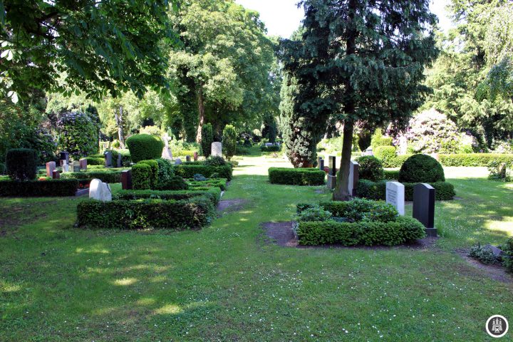 Der Friedhof Tonndorf wurde am 19. November 1880 als neuer Friedhof von Wandsbek auf einer Fläche von zehn Hektar angelegt. In dem Friedhof befindet sich eine Kapelle von 1914, die kleinere davor entstandene Kapelle wird als Steinmetzbetrieb genutzt. Da Tonndorf mit der Eröffnung des Ohlsdorfer Friedhofes nicht zu Hamburg gehörte, wurde der Tonndorfer Friedhof nicht endwidmet und wird heute noch aktiv genutzt.