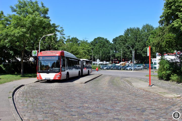 Als in den 1960ern der Wohnraum knapp wurde, entstand in diesem Ostteil von Rahlstedt eine neue Siedlung. Da möglichst viele Menschen untergebracht werden mussten, wandte man die nicht nur im Osten beliebte Plattenbauweise an.