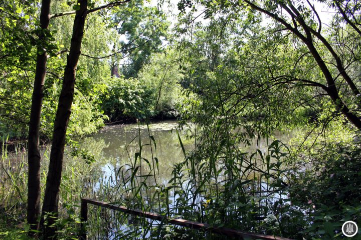 Der Liliencronpark wurde am 3. Juni 1934 zum 90-jährigen Geburtstag des Dichters Liliencron samt Denkmal eröffnet. Der Park ist etwa 1.100 Quadratmeter groß, in ihm befindet sich der Liliencronteich, durch den die Wandse fließt.