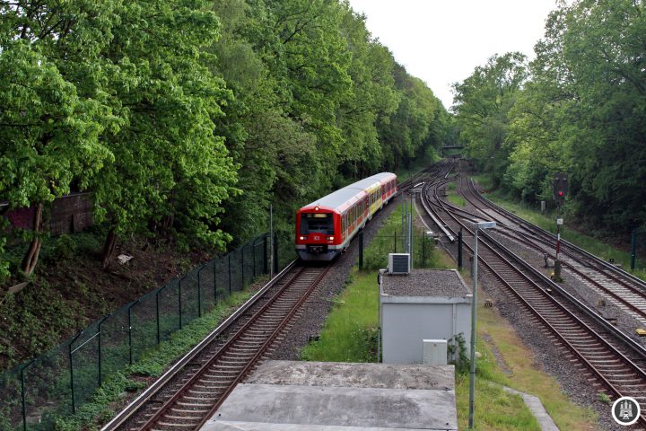 Die Alstertalbahn wurde, unter starkem Protest Hamburgs, am 15. Januar 1918 eröffnet und bis 1924 noch mit Benzoltriebwagen betrieben. Die Strecke ist 5,888 Kilometer lang und beinhaltet die Stationen Kornweg, Hoheneichen, Wellingsbüttel und Poppenbüttel. Langfristig soll die Strecke nach Bergstedt oder Sasel verlängert werden, eine Realisierung in den nächsten 50 Jahren ist jedoch unwahrscheinlich. Wir sehen einen Zug der Baureihe 474, welcher in Kürze den Bahnhof Poppenbüttel erreichen wird.
