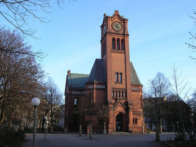 Die Apostelkirche wurde in den Jahren 1893 und 94 erbaut und das auf der grünen Wiese. Erst zehn Jahre später kamen umliegende Häuser hinzu. Im September 1977 brannte die Kirche vollständig nieder und konnte erst fünf Jahre später wiedereröffnet werden. So ist die Kirche aus der Anfangszeit nicht mehr erhalten, obwohl sie den Bombenhagel im zweiten Weltkrieg unbeschadet überstanden hat.