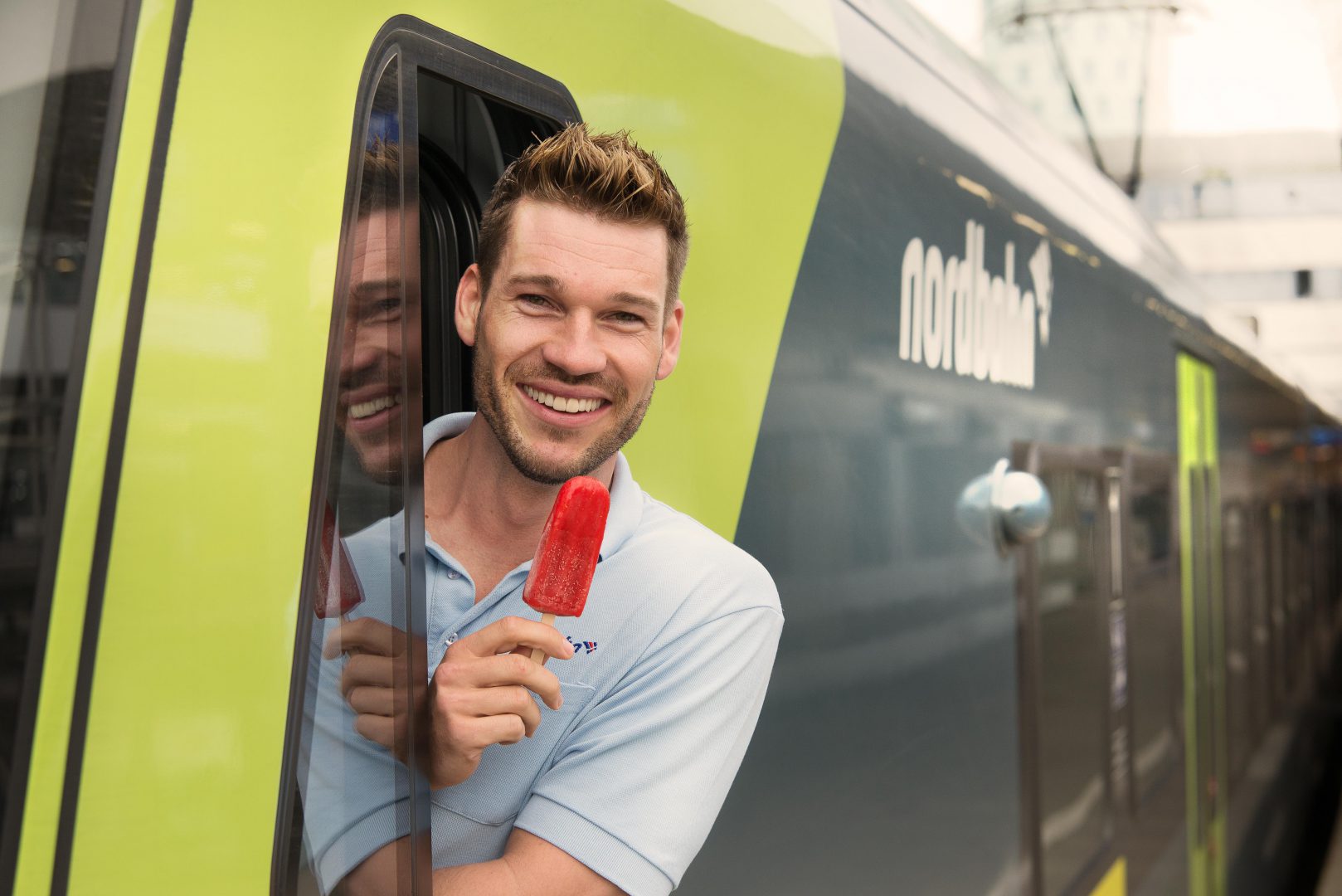 Am 19. Juli verteilt die Hamburger Eis-Manufaktur puro ice pops leckeres Eis in den Zügen der nordbahn zwischen Neumünster und Bad Oldesloe sowie zwischen Altona und Elmshorn bzw. dem Hamburger Hauptbahnhof - kostenfrei als Überraschung für die Fahrgäste. (c) nordbahn