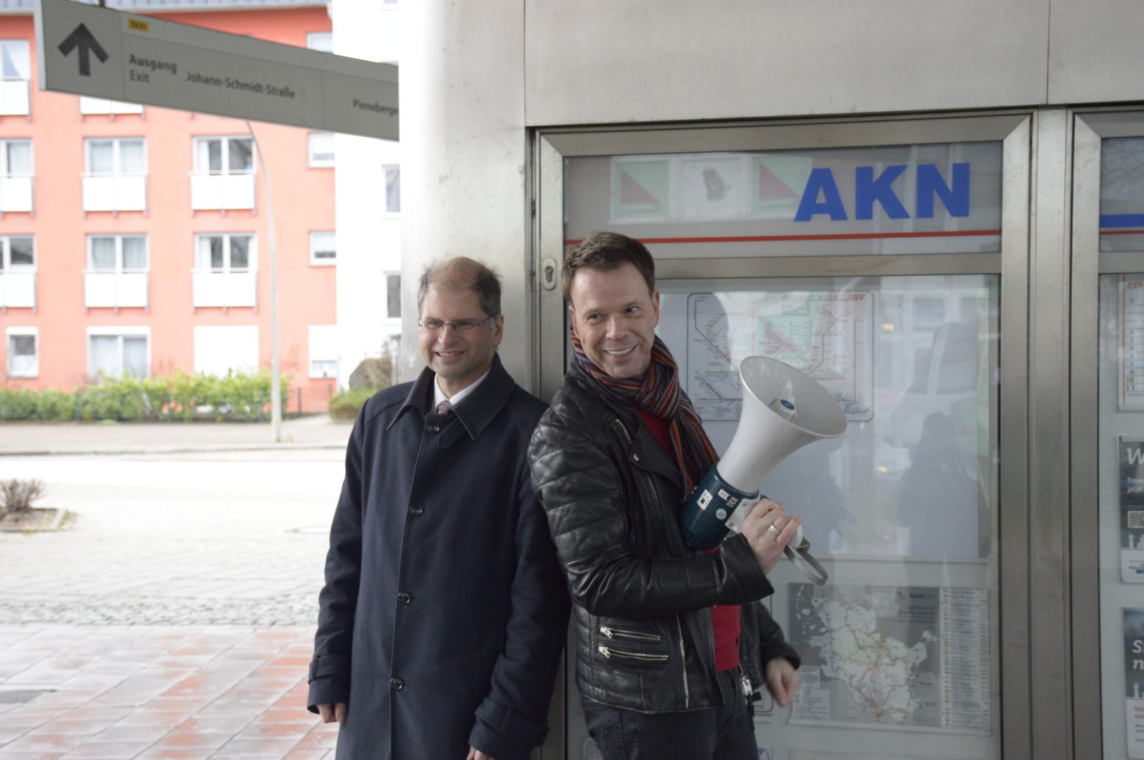 Ulf Ansorge spricht die Ansagen der AKN und wurde 1965 in Hamburg geboren. Er studierte angewandte Kulturwissenschaften in Lüneburg. Er ist ebenfalls Moderator im Hamburg-Journal und bei NDR 90,3. © AKN Eisenbahn AG