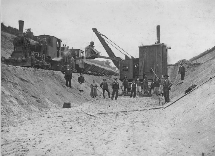 Mühsam fanden die Bauarbeiten auf der etwa 20 Kilometer langen Strecke statt – mit damals noch unausgereiften Maschinen, viel Muskelkraft und mitten im zweiten Weltkrieg. © AKN Eisenbahn AG